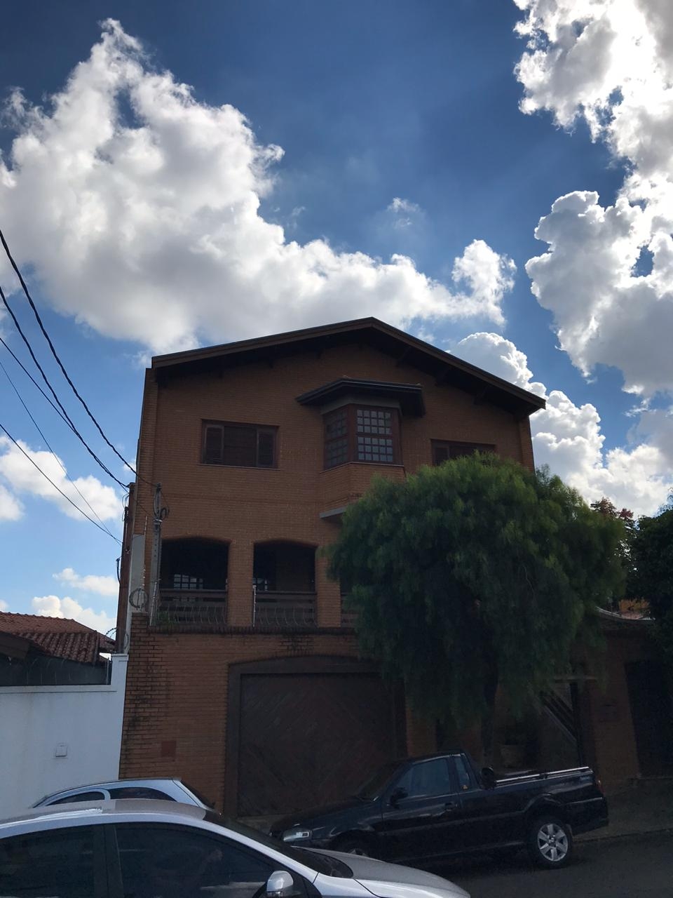 Casa à venda e aluguel com 5 quartos, 250m² - Foto 1