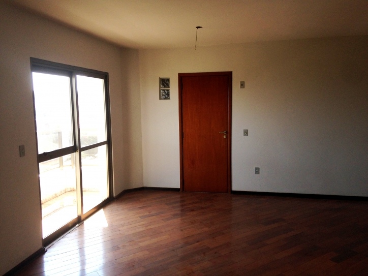 Apartamento à venda com 3 quartos, 1000m² - Foto 2