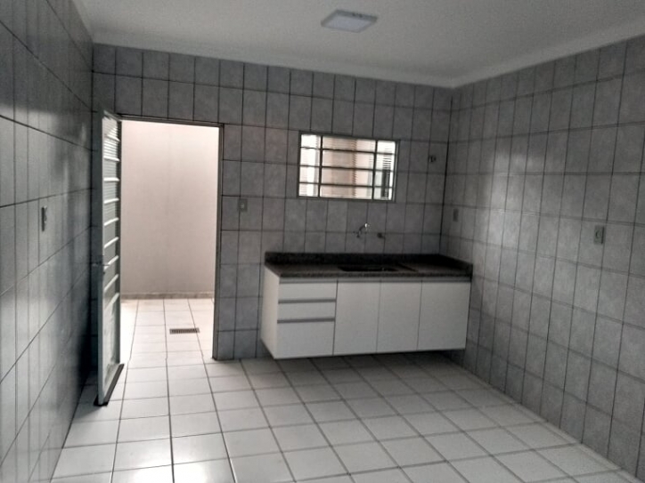 Casa à venda com 3 quartos, 200m² - Foto 3